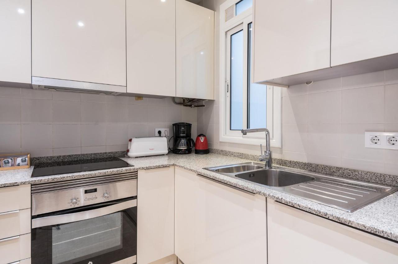 Spacious 3 Bed Apt In The Heart Of Sant Antoni Barcelona Exterior photo